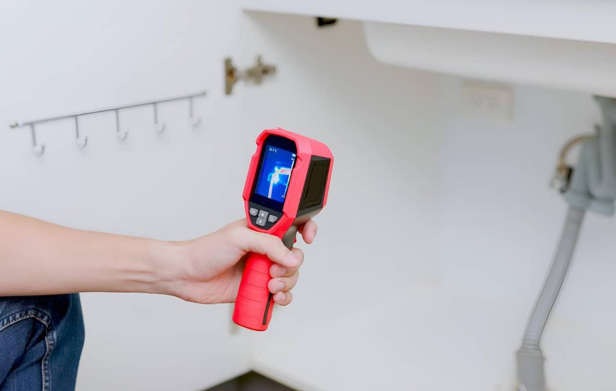 Licensed plumber completing plumbing repairs